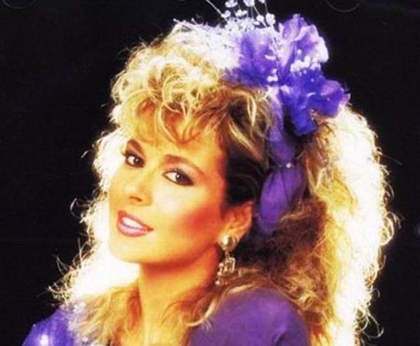 FABRKADA TTN SARARDI<P>    Yeilam'n bir dnemine damga vuran yldzlardan Harika Avc da yllar nce aile btesine katkda bulunmak iin sigara fabrikasnda alrd.