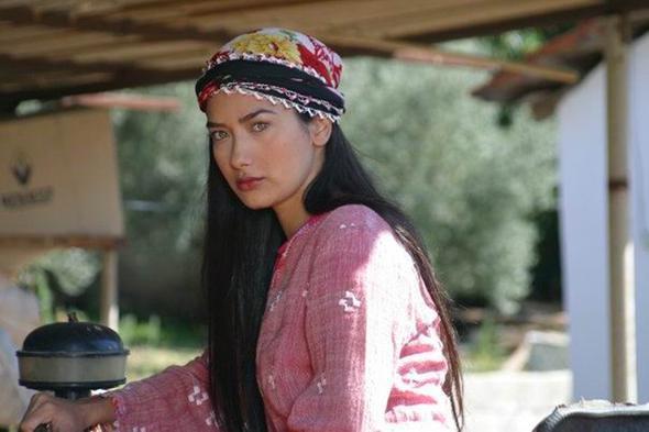 PAZARLAMACILIK YAPIYORDU<P>    TRT'de yaynlanan Bahar Dallar dizisiyle adn geni kitlelere duyuran Glden Dudark da "kaderin cilvesiyle" nl olanlardan...