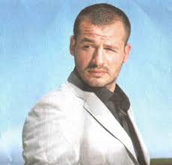 Bir gn stiklal Caddesi'nde yrrken bir cast ajans sahibi peinden koarak onu durdurdu.Altnkaya o ann hayatn deitireceinin belki de farknda bile deildi.