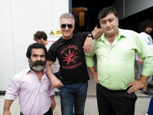 Sylediine gre tannyor olmaktan da hibir ikayeti yok Koruyucunun.... nsanlarn yanna gelip kendisiyle konumas houna gidiyor...