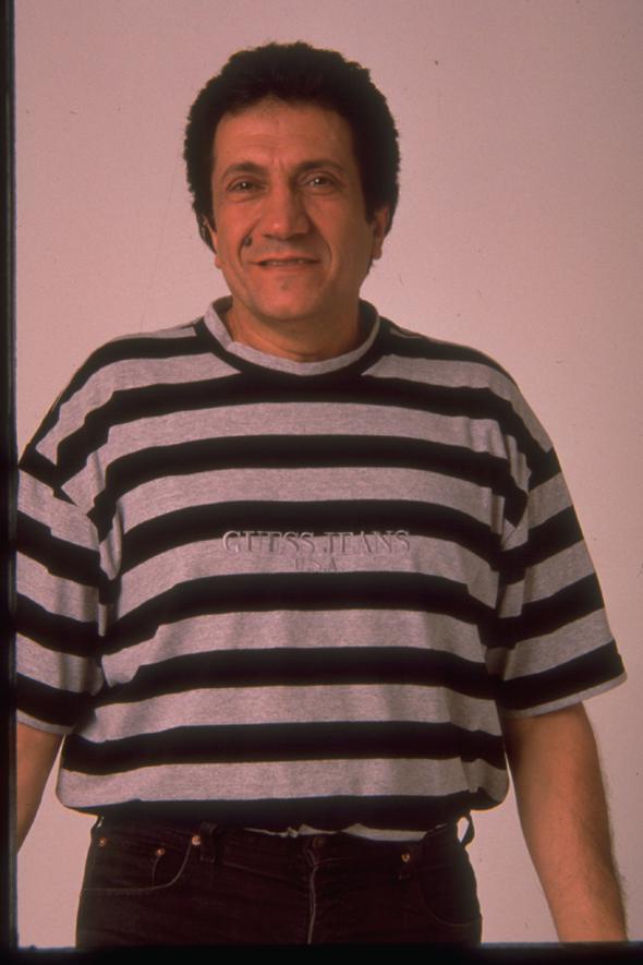 ESKDEN BERBERD<P>    Trk halk mziinin usta yorumcularndan zzet Altnmee de bambaka bir meslek yapyordu hret olmadan nce.