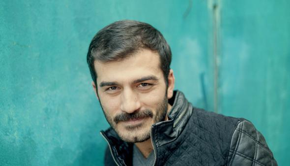 Hayatnda kamera bile grmeyen, mahallenin 'bkn' delikanls uzun uzun dnd ve sonunda rol kabul etti. Babas balarda onun oyuncu olmasn istemese de sonunda Demirkubuz onu da ikna etti. Bylece Ufuk Bayraktar Zeki Demirkubuz'un ynettii Bekleme Odas'yla kariyerine balad. Sonra yine Demirkubuz'un Kader filminde bu kez barol oynad. Ardndan da Semih Kaplanolu'nun Yumurta filminde rol ald.