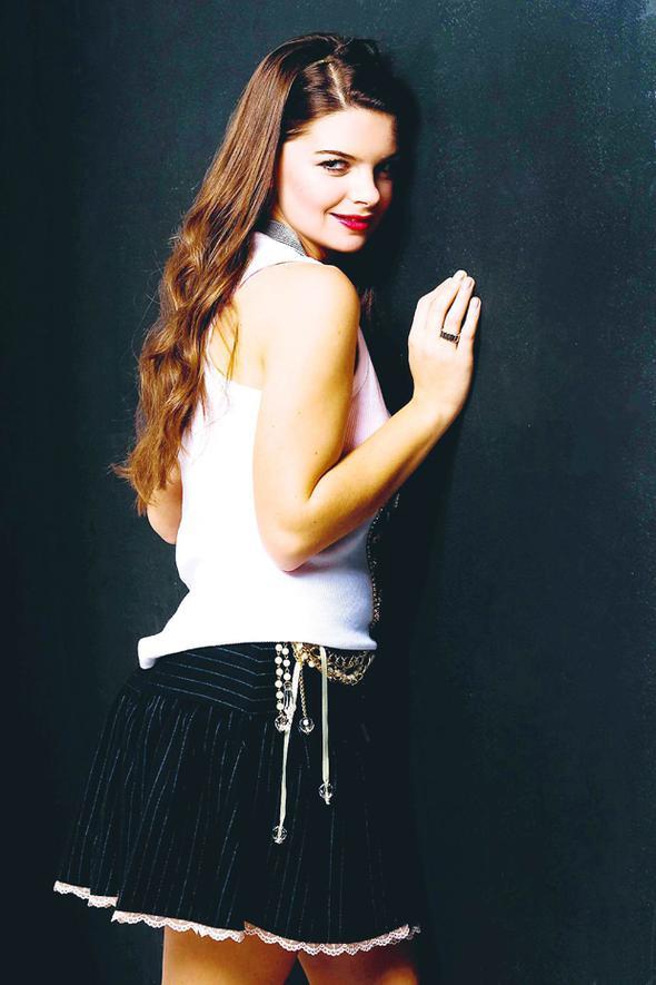 Hem tecrbesiz hem ksa boylu olduu iin seilemeyeceini dnen Karahan bir sre sonra kendisini ciddiye aldklarn fark etmi.Sonunda dizideki Asl rol de onun olmu.