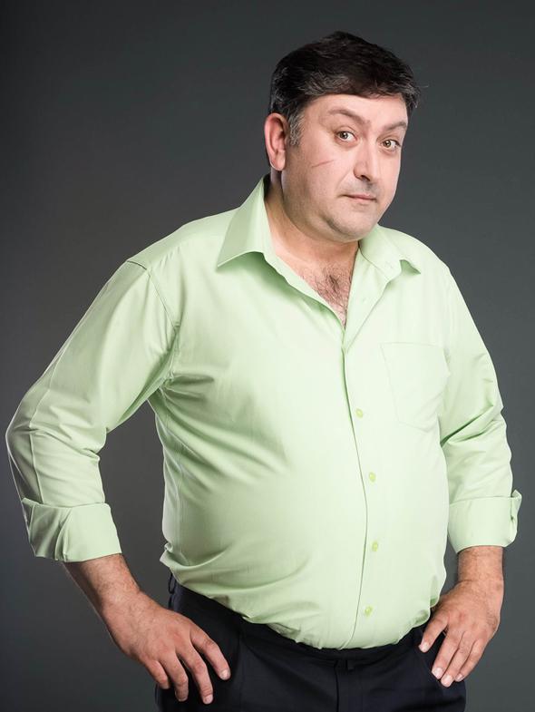 Dizinin yapmcs olan Birol Gven'in irketinde alyormu Koruyucu. ayc Hseyin'in yanna iri- yar bir karakter aranrken Gven onu bulmu.