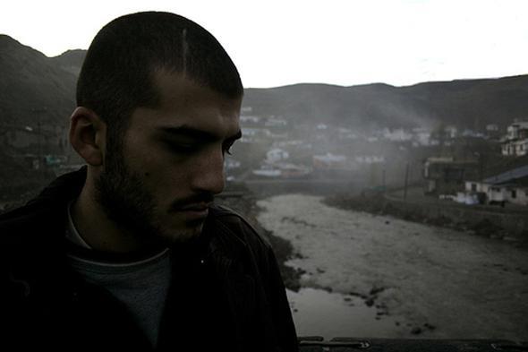 Demirkubuz, Bayraktar' babasnn Cihangir'deki kahvesinde alrken fark etti. Bir gn kahvede otururken de gen adam yanna arp "seninle konumak istiyorum" dedi. O srada askerde olan ancak hava deiimi iin geldii stanbul'da kalp askerliinin son bir haftasn da yle "geitirmeye" alan Bayraktar; nce korktu hi tanmad Demirkubuz'dan "Beni zorla klaya geri gtrecekler" diye.