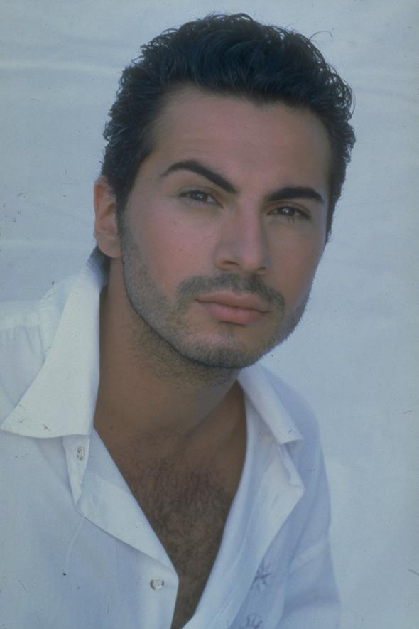 HATEMO KUYUMCUYDU  <P>  Mzik hayatna atlmadan nce kuyumcuydu.