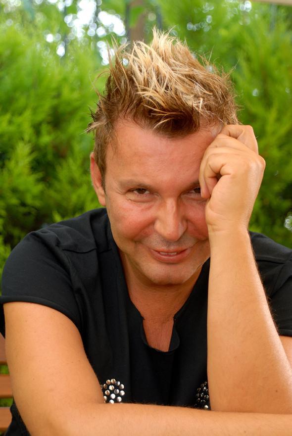 TEKSTL OKUDU ARKICI OLDU  <P>  Aydn Uurlular, Devlet Tatbiki Gzel Sanatlar Fakltesi Tekstil Blm'n bitirdi