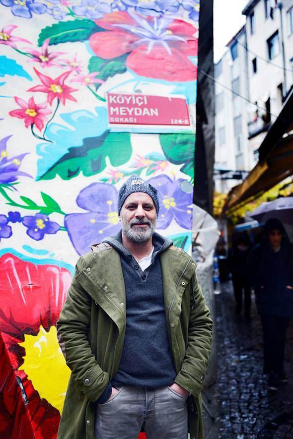 nk Mimar Sinan niversitesi Gzel Sanatlar Fakltesi Modern Dans blm mezunu.