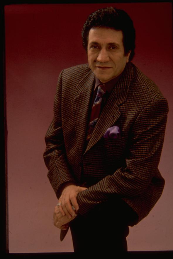 Kk yanda ailesiyle birlikte Diyarbakr'dan stanbul'a g eden Altnmee bteye katkda bulunmak iin berberlik yapt.