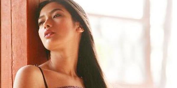 Yarma iin geldii stanbul'da tek bana yaamaya cesaret edemedii iin memleketi Adana'ya geri dnd Dudark. Kayt olduu ajanstan haber beklemeye balad.