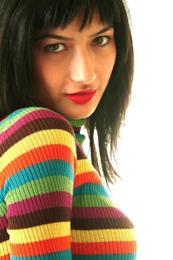 Onun yaam 2003 ylnda tamamen deiti. O zamanlarda bir kozmetik firmasnn rnlerini pazarlyordu Dudark adna alt gzellik firmasnn at yz gzeli yarmasna katlmaya karar verdi. Dudark, sadece ansn denemek iin girdii bu yarmada birincilii kazannca hayat da deiti.