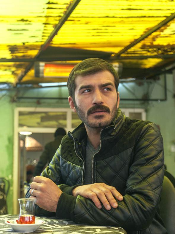 KAHVEC IRAI OYUNCULUK DL ALDI<P>    Trk sinemasnn gen kuak ustalarndan Zeki Demirkubuz'un kefettii Ufuk Bayraktar'n oyuncu olmasnn yks benzerine romanlarda rastlanacak trden.