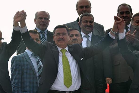 2004 SEMLER  <p>AK Parti aday Melih Gkek'in karsnda bu kez SHP aday Murat Karayaln, CHP aday Ylmaz Ate vard. Ankara Bykehir Belediye Bakanl'na seilen Gkek, 3'nc dnem seilen ilk bykehir bakan oldu. Oylarn yaklak yzde 55'e kartt. Karayaln yzde 20.99 oy orannda kald.