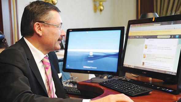 1994 YEREL SEMLER  <p>  27 Mart Yerel Seimleri&#8217;nde sonular ilk aklandnda SHP&#8217;nin Ankara aday Korel Gymen ipi gslemiti. O seimde Refah Partisi&#8217;nden aday olan Melih Gkek Yksek Seim Kurulu'na bavurdu. Oylar yeniden sayld, seimi Gkek'in kazand akland.