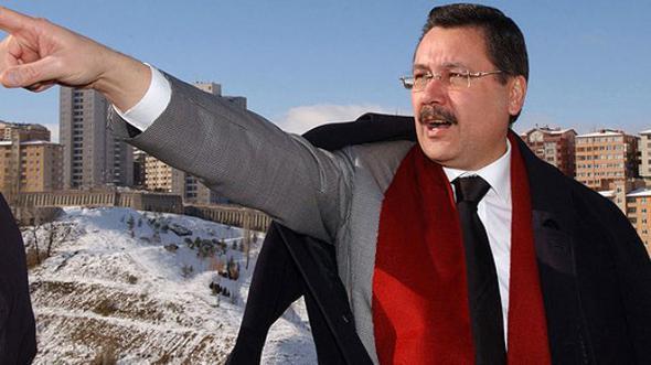 2014 SEMLER  <p>Ankara ok gergin bir seim yarna sahne oldu. Yzde 44.61 oy oranna ulaan Gkek, yzde 43.83 oy olan CHP aday Mansur Yava' kl pay farkla geerek 5. kez Ankara Bykehir Belediye Bakanl koltuuna oturdu.