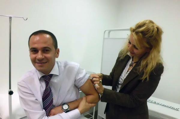 Ay ayrca, gribin ar seyrettii kiilere, 65 yandan daha byk kiilere, astm, kronik bronit, kalp yetmezlii gibi kalp, akcier hastal bulunanlara, eker hastal, bbrek yetmezlii, AIDS ve baz kan hastalklar gibi hastalklar olanlar ile srekli aspirin kullanmak zorunda olan 6-18 ay aras ocuklara neriyoruz" dedi.