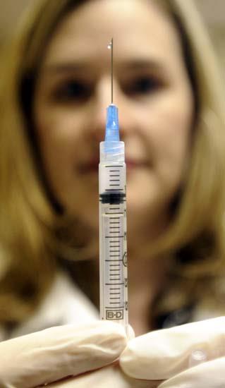 Gripten korunmak iin dzenli yaamak, uyku ve dengeli beslenmemizi ihmal etmemek, alkol ve sigara alkanlmz snrlamak ve eer varsa zemindeki kronik eker, kalp, akcier hastalklarmzn bakm ve tedavisini usulne gre yapmak gerekir"