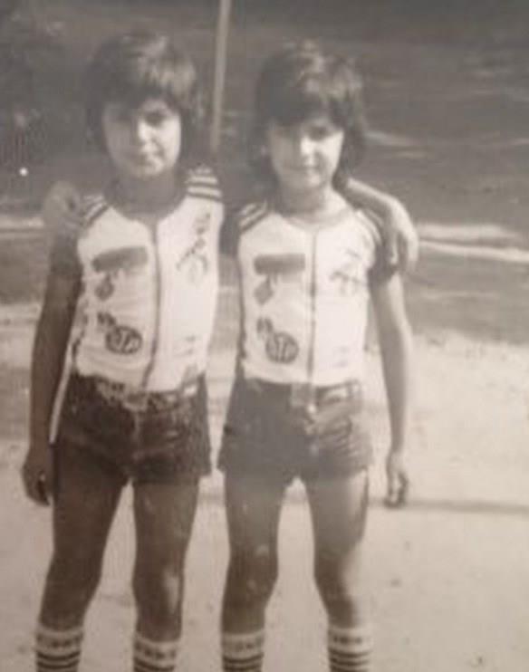 nl yapmc, yllar nce aabeyi mer Cenker Ilcal ile ekilmi bir fotorafna yer verdi. Ilcal, aabeyi ile birlikte grld bu fotorafa, "Sol taraftaki aabeyim, sa taraftaki ben. #tbt'nin dibi" notunu yazd.  <p>    1967 ylnda Erzurum'da doan mer Cenker Ilcal, kulak burun boaz uzman bir doktor.