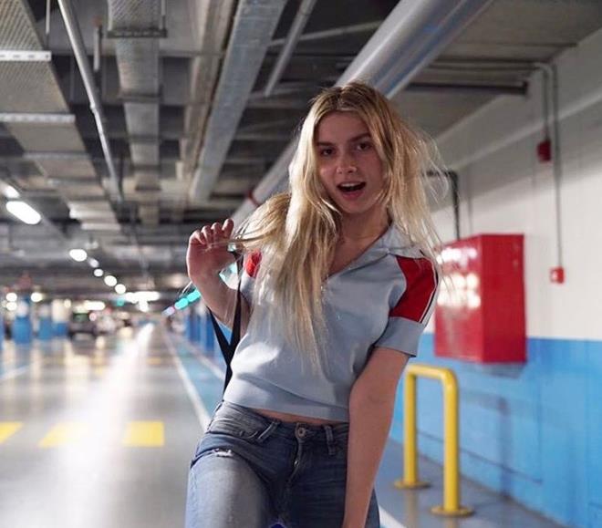 Aleyna Tilki<p>    Bir Hlya Avar Sohbeti'nde Hlya Avar'a "Annem, beni star gibi giydirirdi. Hep yle bakt bana ben de kendimi star zannettim kklmden beri" diyen Aleyna Tilki'nin o gnlerdeki fotoraf ortaya kt.