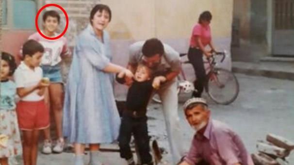 Ata Demirer  <p>  Sosyal medya hesabndan paylat mizah ierikli fotoraflarla dikkat eken Ata Demirer, bu defa takipisi tarafndan gnderilen bir kareyi yaymlad.  <p>  Demirer, 80&#8217;li yllarda ocukken yaad Bursa&#8217;da ekilmi fotorafta, arka tarafta ortlu bir ekilde grlyor.  <p>  45 yandaki oyuncu, bu kareye, "Bir genconun albmnden km benimle de paylat, saolsun. 80&#8217;ler Bursa&#8217;s. Akbyk mahallesi. Cami duvarna yaslanp srtan ocuk tandk geldi mi?" notunu dt.