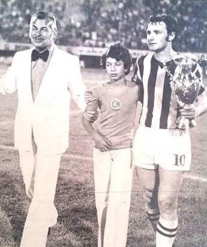 Behzat Uygur   <p>  Instagram'dan ocukluk yllarna ait bir kareyi paylaan usta aktr Nejat Uygur'un olu Behzat Uygur, "zmir Atatrk stad 1974 Zafer kupas.. babamn oyunu olduu iin yerine gol kral kupasn Cemil Tura'na ben vermitim..Dnemin Efsane zmir bykehir bel bakan hsan Alyanak,ben,Cemil abi.." mesajn yaynlad.