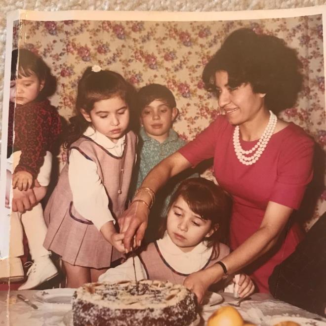 Demet Akba    <p>Usta sanat Demet Akba sosyal medya hesabndan nostalji yapt. ocukluk yllarna ait kareyi paylaan Akba, o fotorafa u mesaj yazd: "Pastay kesen sedef olduuna gre onun doum gn demek ki. Ben araya skm annemin bana verecei koca dilimi bekliyorum. Babaannemin pandispanyas, annemin ssledii ocukluumun geleneksel pastas. En solda da halamn kucandan bakan kuzenim"