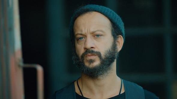 Rza Kocaolu  <p>  Rza Kocaolu, 18 yl nce ektirdii bir fotoraf sosyal medya hesabndan paylat. Permal sar salaryla objektif karsna geen Kocaolu bu kareye; &#8220;Sa&#8230; Sene 98 mi 99 mu falan filan&#8230;&#8221; notunu dt.