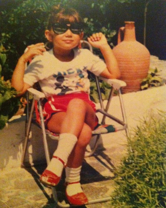 zge Borak<p>    Star TV ekranlarnda yaynlanan stanbullu Gelin'de rol alan zge Borak, ocukluk karesini, ""Gzel ocuklardk... Sokakta oynayan, oyuncakla, birbirimizle oyunlar oynayan.. yle kolay kolay sklmazdk, fikrimiz vard oyunlar retecek... Bara ara, cokuyla oynardk ki &#8220;Hadi gidin evinizin nnde oynayn&#8221; denirdi bize. Gzeldik. O zaman gemie dnmenin benim iin harikas gelsin... tinayla anne gzl taklp, poz verilir... Not: Evet kulaklar kepe, ameliyat olmadan, bydke kendiliinden dzelen nadir ansllardanm. Anne n&#8217;aptn stne mi yatrdn beni syle de bilsinler" mesajyla paylat.