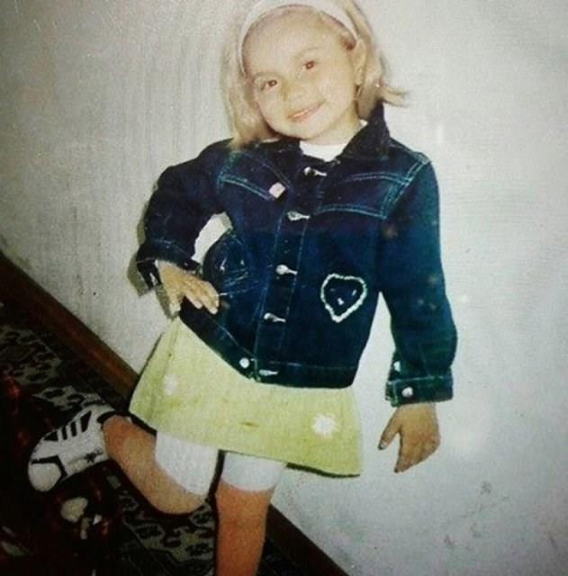 Aleyna Tilki  <p>  Aleyna Tilki Bir Hlya Avar Sohbeti'nde ocukluunu u szlerle anlatmt: " yandayken ark sylyormuum, ellerimi kanepenin zerinde aa bolua uzatmm. Annem de, "ne yapyorsun" Aleyna demi. Ben ise "anne onlar benim seyircilerim onlara elimi uzatyorum" demiim. Sonra kendimi halnn zerine atmm. Annemin tyler diken diken olmu"