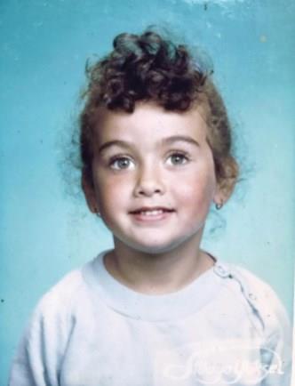 Birce Akalay  <p>  Son olarak Star TV ekranlarnda yaynlanan Hayat Bazen Tatldr dizisinde rol alan Birce Akalay, Instagram sayfafndan ocukluk fotorafn paylat. Akalay altna ise "Bu kzn salarna n'oldu yaaa byle diye srarla soran olursa; O doutan krpkt dersiniz" yazd.