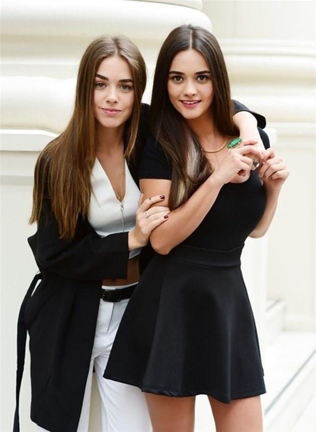 Bensu Soral'n ablas oyuncu Hande Soral (sada), Instagram hesabndan ocukluk fotorafn paylat.