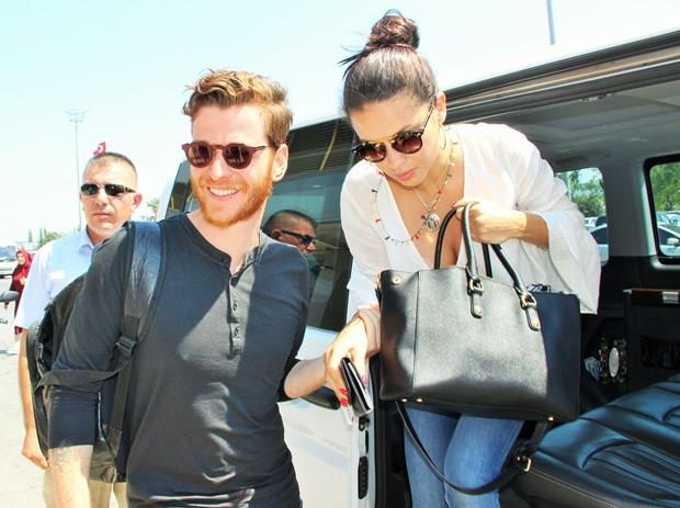 Metin Hara  <p>  Dnyaca nl Brezilyal top model Adriana Lima ve yazar Metin Hara getiimiz temmuz aynda ilk kez el ele Bodrum Havaliman'nda grntlenmiti.