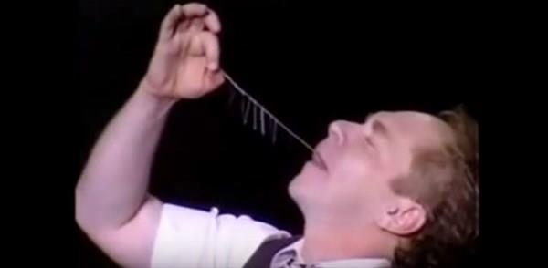 Aklama: Sihirbaz aslnda ineleri yutmaz, fakat bir bardak suya tkrr. Doru k efektleri sayesinde kimse bunu grmez. Bunlar yaparken "zincir", illzyonistin aznn iinde  bir para kahverengi kartonun etrafnda sarlm durumdadr ve ardndan gizli olan bu zinciri azndan karr.