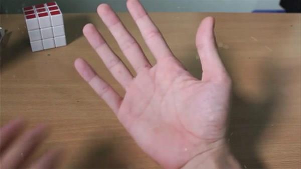 Gen sihirbaz, arkadalarna yapt basit sihir numarasn gsterdi.