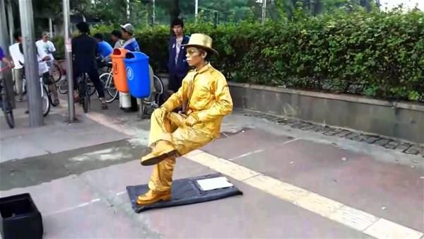 Sihirli SandalyeHile: llusionist bir sandalyeye oturur. Sonra asistanlar sandalyeyi karr, yani sihirbaz hareketsiz ve havada oturur.