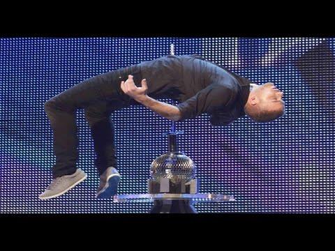 More'un kyafetinin altnda bulunan zel bir mekanizma sayesinde bu gsteriyi gerekletiriyor.