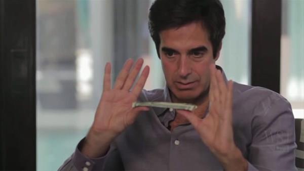 Sunucunun isteini krmayan Copperfiel, canl yaynda paray tek parma ile dengede tuttuu gsterisini yapt.