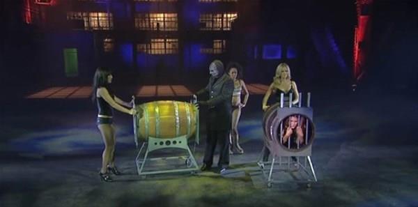 nl "Maskeli llzyonist" yine bir numaray ifa etti. Demir ubuklarla kapal fnn iindeki hostesi dier fya geiren ilzyonist, bakn bunu nasl baarm.