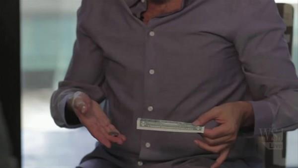 Paray dengede tutmak iin bir bozuk paray, kat parann ucuna yerletirdi. Bunun el abukluuyla yaplmas ve dikkat ekmemesi gerektiini de syledi.