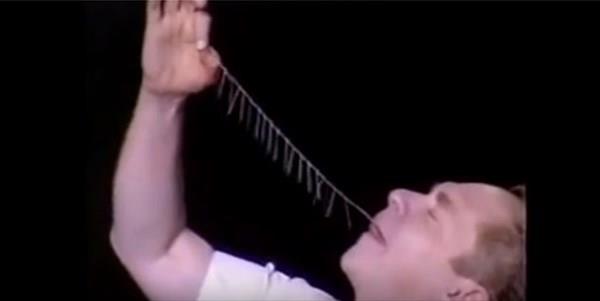 Yutkunma neleriPf noktas: Bu hilenin yazar Harry Houdini'ydi. llzyonist iplii ve 50 ineyi yutar ve ardndan 50 inenin hepsiyle birlikte doalamal bir "zincir" karr.