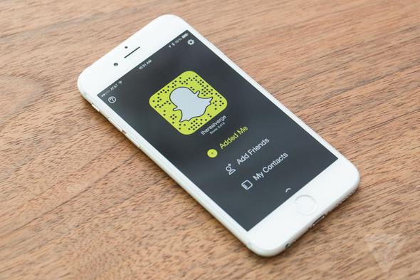 Snapchat:    Anlk video ve resim paylam salayan Snapchat, son yllarn ykselen yldzlarndan. Uygulama, mobil cihaznzn kameras ile ektiiniz grsel kaytlar ya da telefonunuzda ykl resim ve videolar, arkadalarnzla paylar. Paylalan zel resim ve videolar, grntlenmesinin ardndan izinsiz kullanlmamas iin Snapchat sunucular tarafndan silinir.