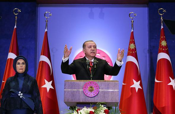 Erdoan, "Darbeler, cuntalar vesayet giriimleri tarihimizde hep Cumhuriyet&#8217;in kazanmlarna darbe vuran karanlk duraklar olarak gemitir. Cumhuriyetimizin 100&#8217;nc yldnmn ortaya koyduumuz hedefler ile 2023&#8217;e yklediimiz vizyon erevesinde kutlamay planlyoruz. Bunun iin imdiden hazrlklara baladk" diye konutu.