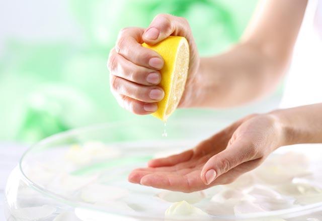 Trnaklarnz glendirmek iin harika olan bu yntem iin, lk bir suya yarm limon suyunu ekleyn ve trnaklarnz 10 dakika bu suda bekletin.