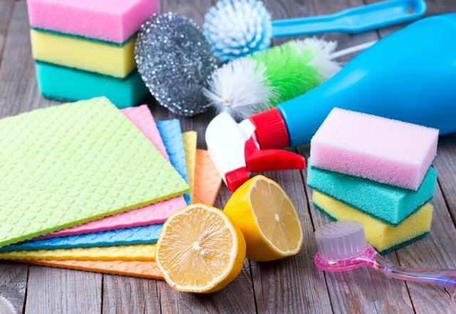 Bir limonun kabuunu soyun ve 150ml sirke ile soyduunuz kabuklar bir gece bekletin. Sabah 150ml su eklediiniz karm sprey balkl bir ieye koyun ve bu suyu evinizi temizlerken kullann.