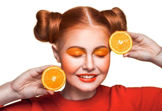 Limonu cilt lekelerine ve illerinize uygulayarak onlardan kurtulabilirsiniz. Bir limonu ikiye kesin ve yznze srn bir ka dakika sonra lk su ile ykadnz yznz nemlendirmeyi unutmayn.