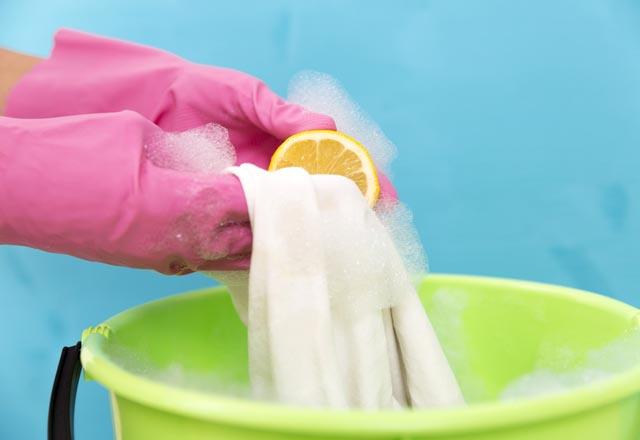 Beyaz amarlarnz karbonat ve limon suyu karmna yatrarak daha da beyazlatabilirsiniz. amarlarnz bu ilemden sonra makinede ykayabilirsiniz.