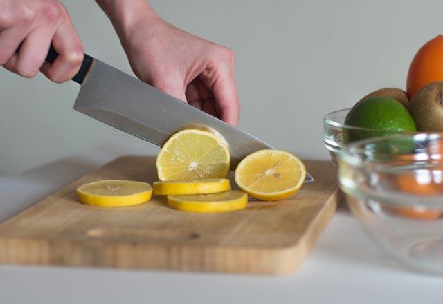 Kesme tahtalarnz deterjan ile temizlemek yerine ikiye bldnz limonu snger gibi kullanarak kesme tahtanz temizleyebilirsiniz. Bu ilemi 2 kere tekrarlayn.