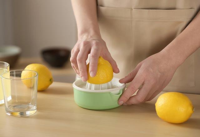 Koltuk altnzdaki kararmay limondan daha iyi beyazlatacak bir ey yoktur. Limonun iindeki asit koltuk alt lekelerinizi l hcreleri soyarak yok edecektir. Her gn dutan nce koltuk altnza yarm limon srn bir ka dakika sonra du aln. 7 Gn iinde sonular greceksiniz.