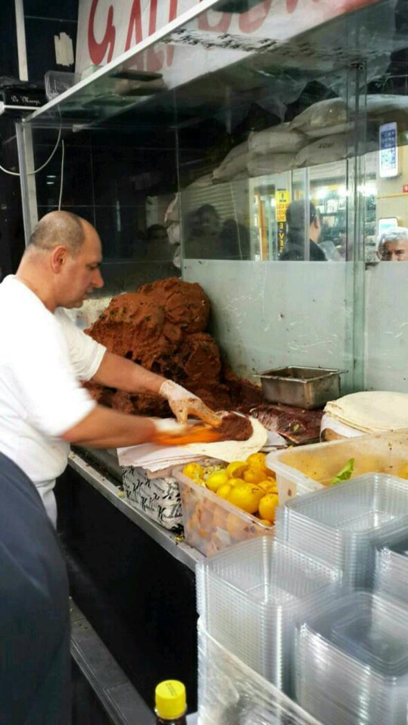 Burada tadmlk deil doyumluk i kfte ile karlaacaksnz. i kfteleri etsiz fakat bu lezzetinden hibir ey eksiltmemi, hl ok lezizler. Bol kepe sevenlerdenseniz Eminn&#8217;ndeki mehur i Kfteci Ali Usta doru adres. Bunu nndeki uzun kuyruktan da anlayabilirsiniz...