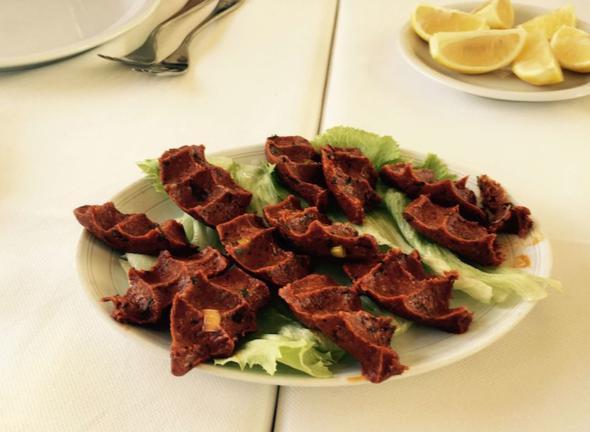 stanbul&#8217;daki dokuz ubesinde sadece kebaplaryla deil acl i kfteleri ile de sizi kendine hayran brakan bir mekn Develi. i kfteler etle yoruluyor ve bir porsiyonda 8 adet olarak servis ediliyor. Fotoraftaki gibi 1,5 porsiyon da sipari edebilirsiniz zira tadna doyamayacaksnz!